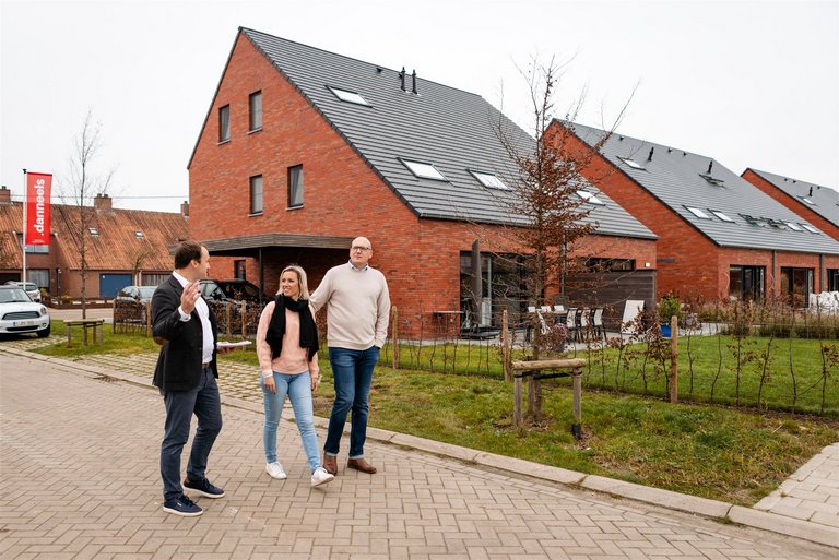 Verkoper sleute-op-de-deur-woning