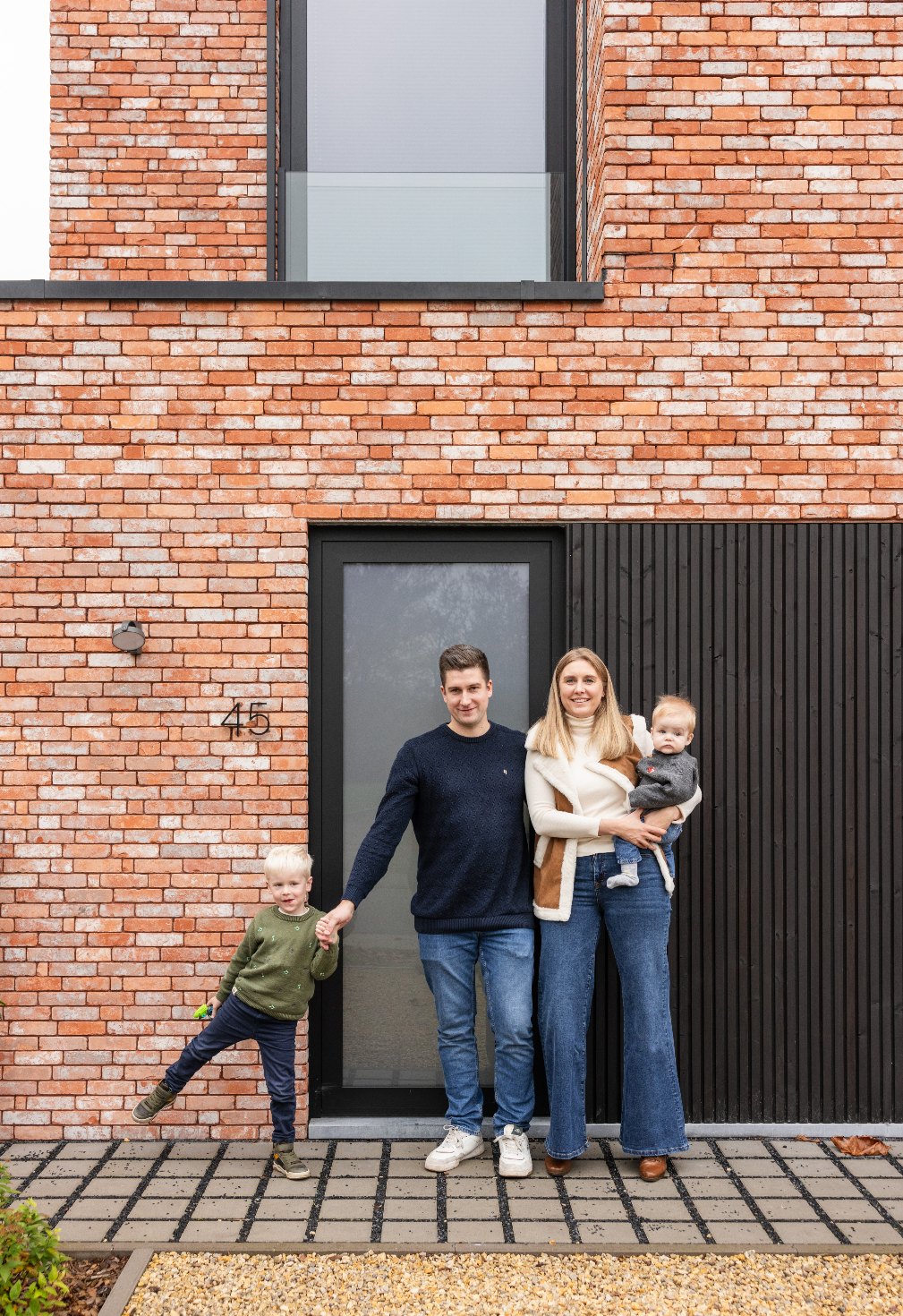 Jonas, Jolien en hun zonen voor hun woning