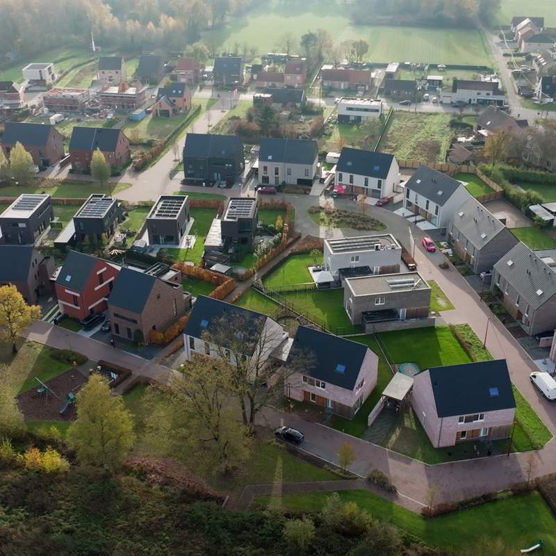 Zeer ruime open bebouwing met 4 slpk's & zuid tuin