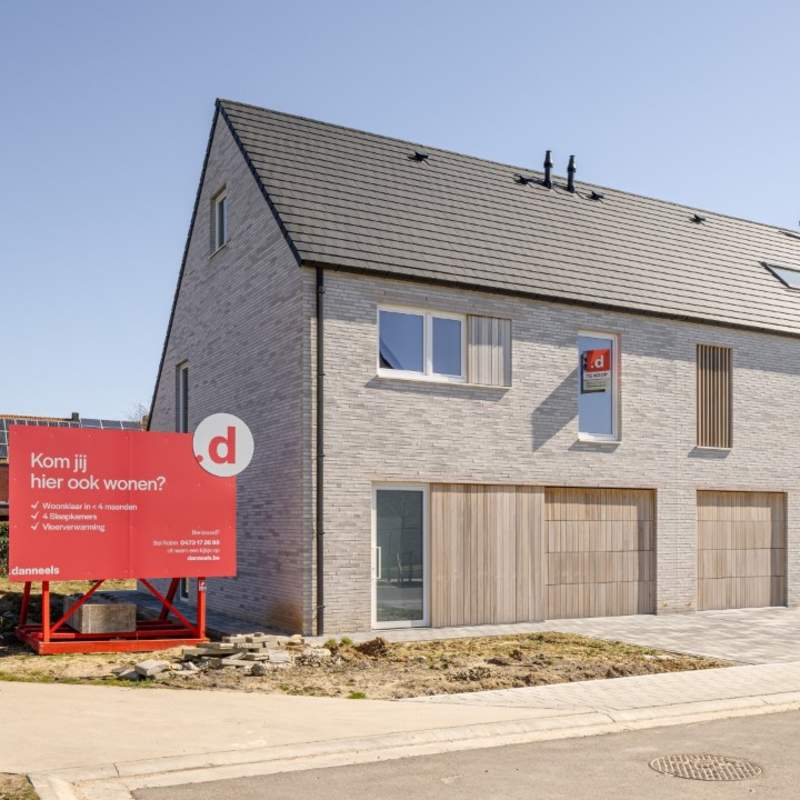 Ruime halfopen bebouwing met 4 slpk's